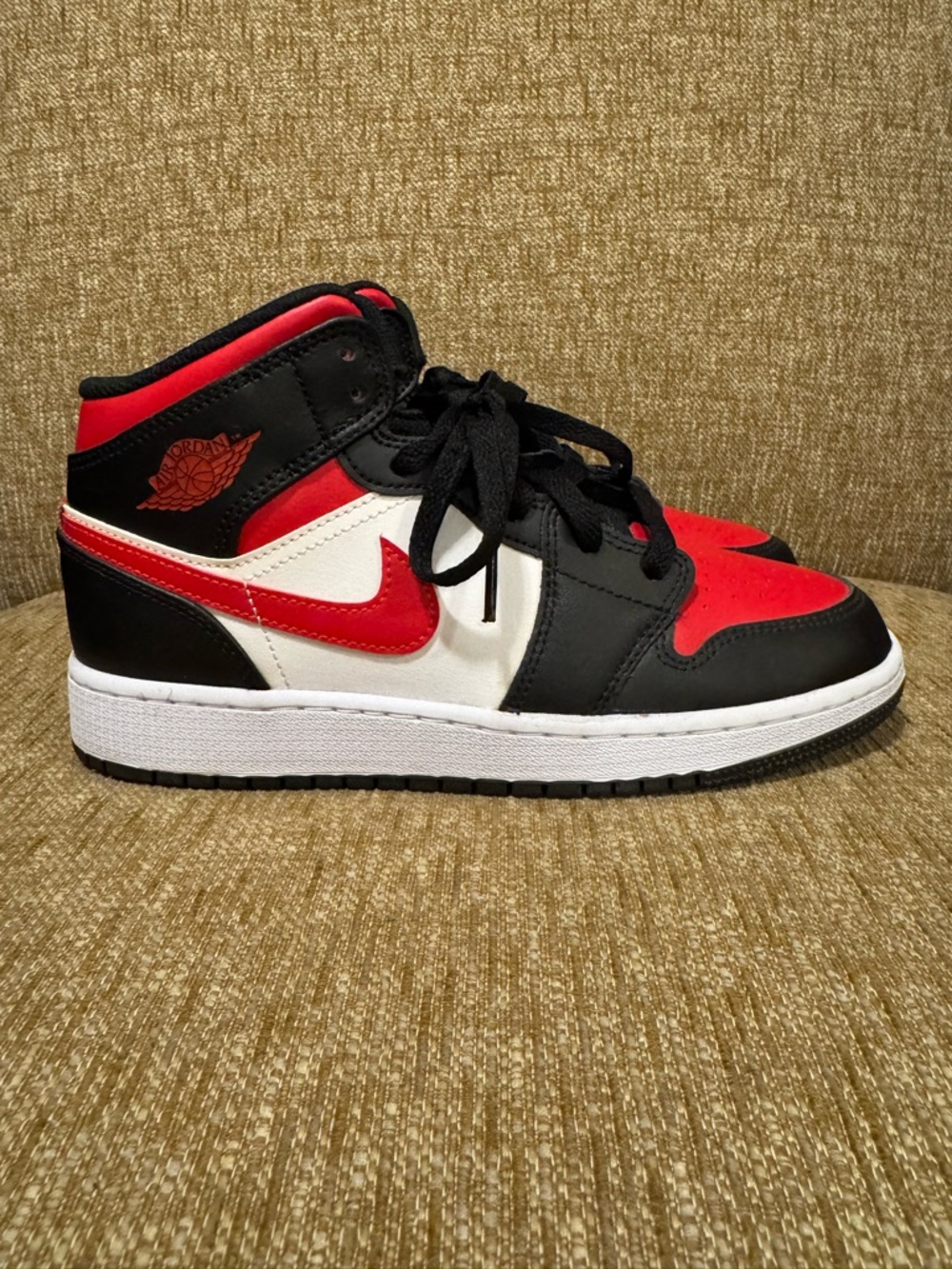 New Nike Air Jordan 1 Mid Black Fire Red 554725-079 Size 5Y